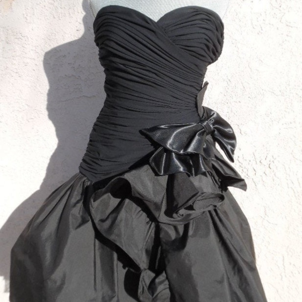 80s dress. Says size 8 but from the 80s but fits size 0 or smaller.